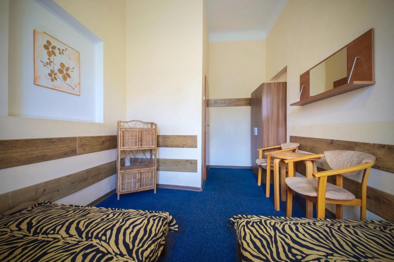 Red Carpet Hostel Cracovie Extérieur photo